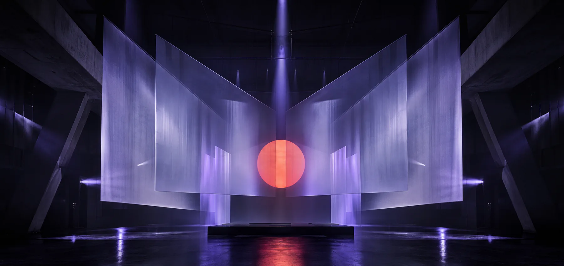 Scena audiovisiva astratta nera, corallo e ultravioletta