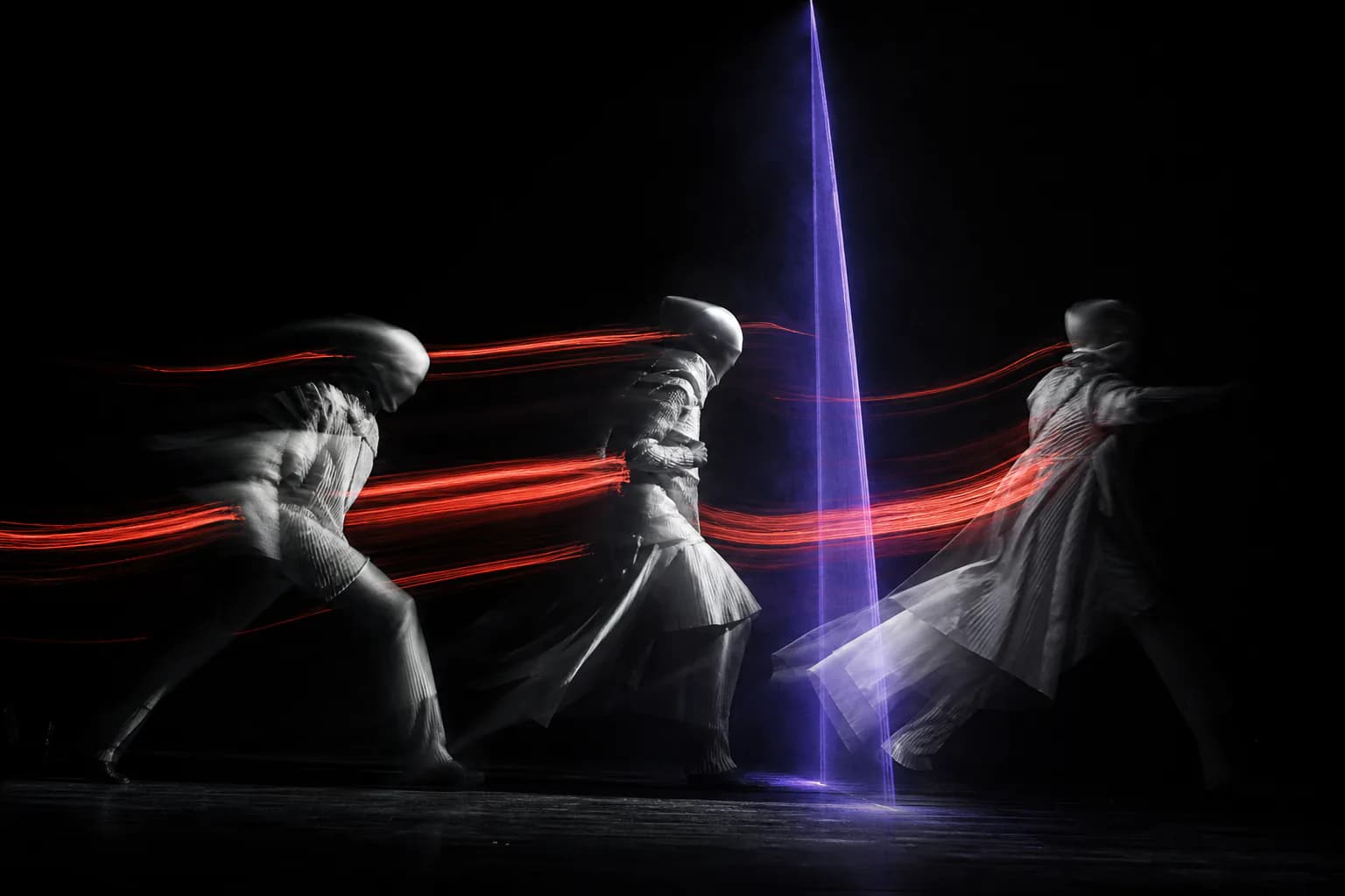 Installazione luminosa ultravioletta in uno spazio scuro