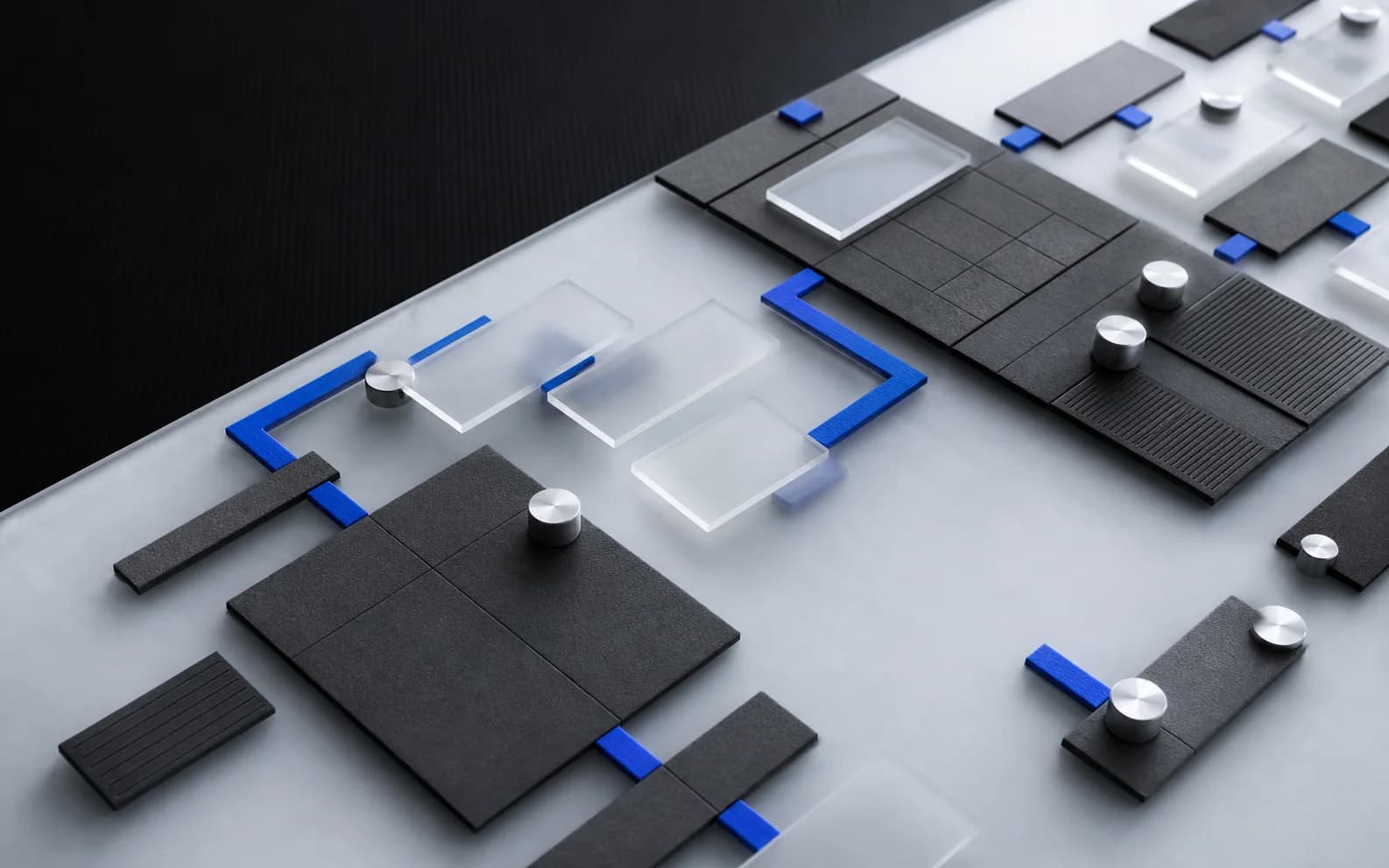 Dettaglio di pannelli modulari scuri e superfici ghiaccio